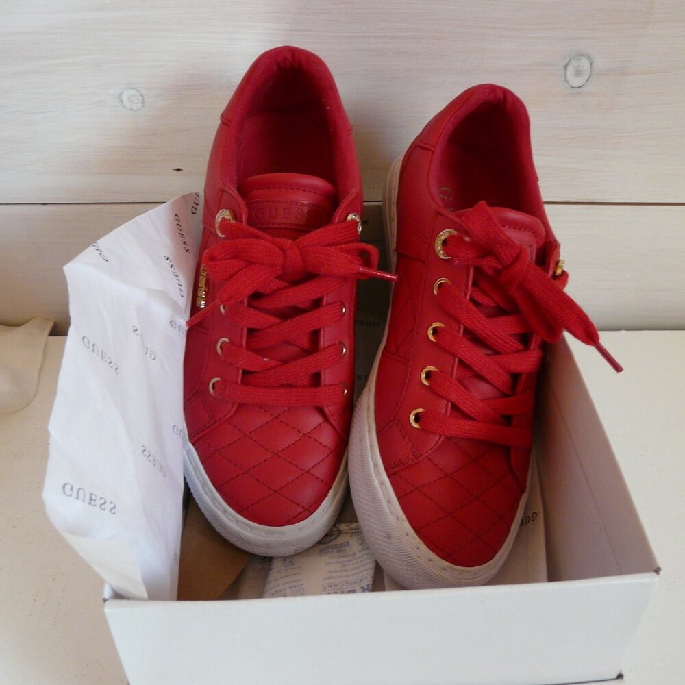 GUESS Womens Loven Sneaker, Red 610, size 6.5US